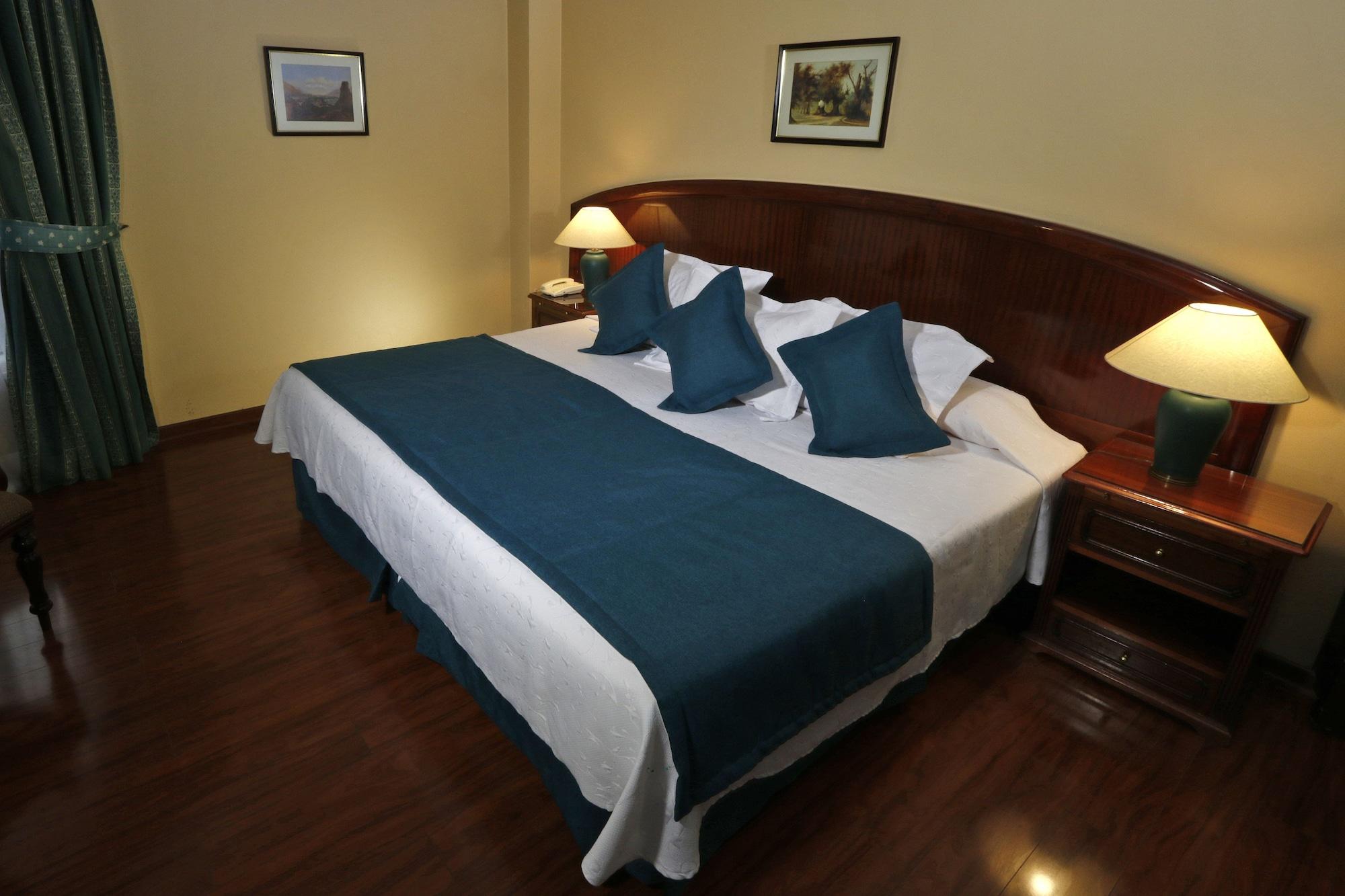 Principado De Asturias Hotel Сантяго Екстериор снимка